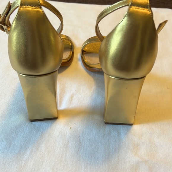 Schutz gold sandals size 6 B - Picture 5 of 8
